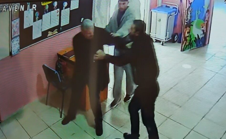 Bitlis’in Ahlat ilçesinde geçtiğimiz gün veliler tarafından iki okul müdürüne