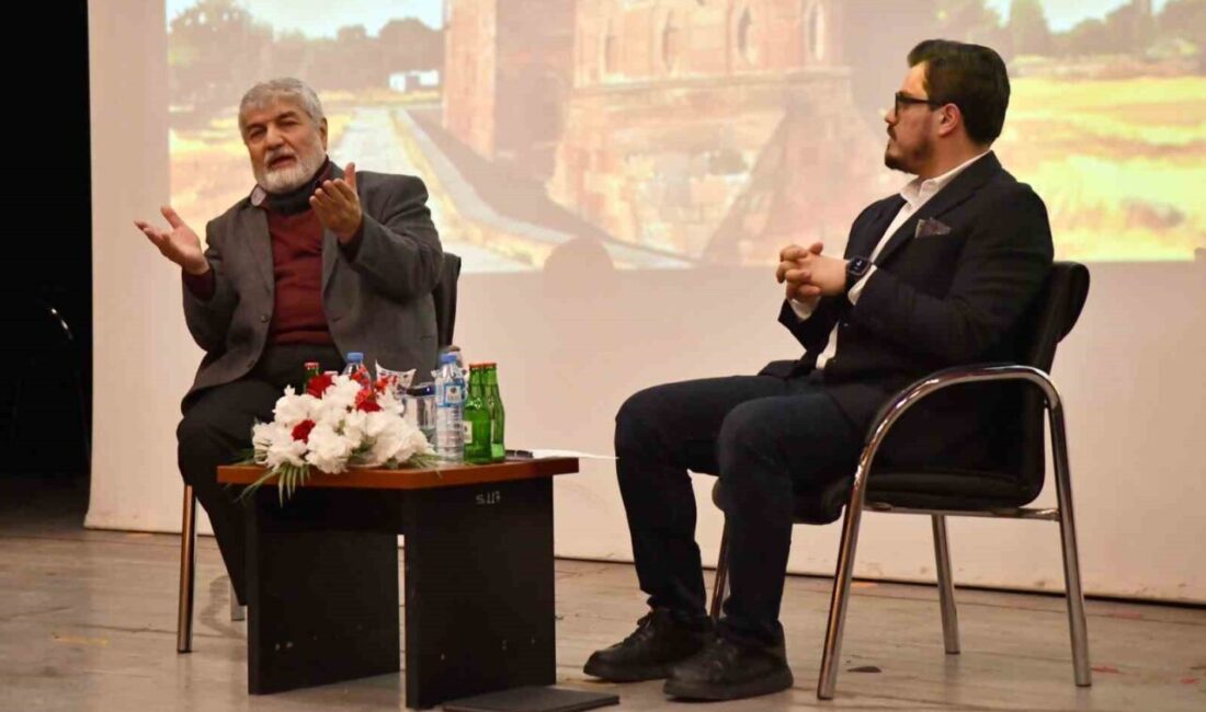 Ünlü yönetmen Mesut Uçakan, Bitlis’in Ahlat ilçesinde düzenlenen ‘Perdeden Dijitale