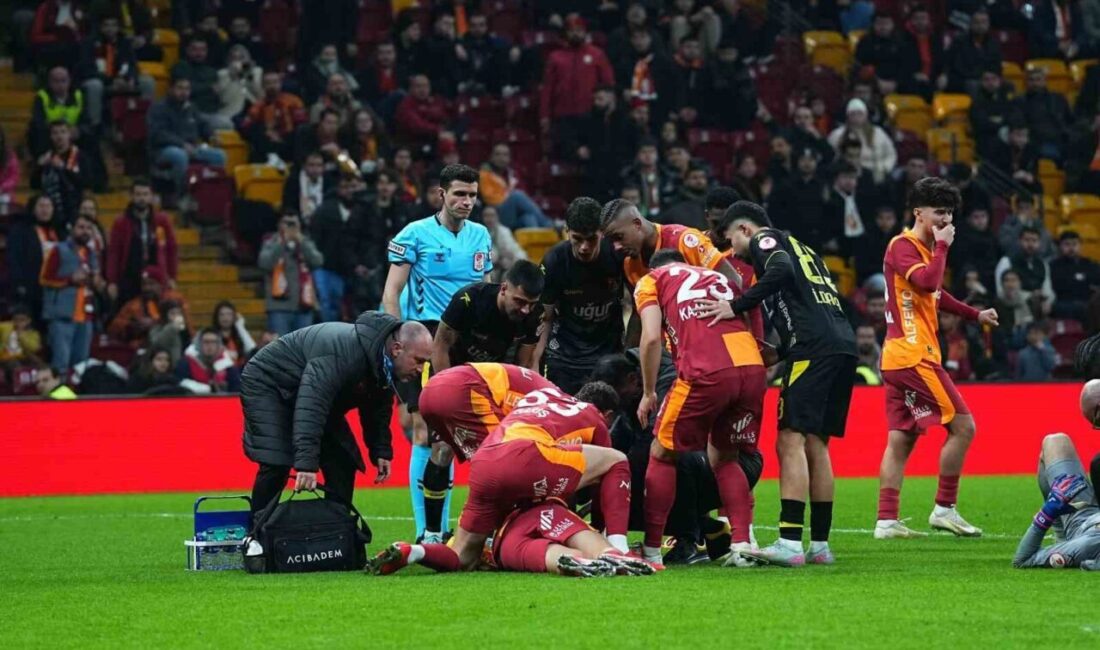 Galatasaray ile İstanbulspor arasında oynanan müsabakada Ahmed Kutucu ile İsa