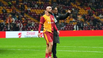 Galatasaraylı futbolcu Ahmed Kutucu, İstanbulspor kalecisi İsa Doğan ile kafa