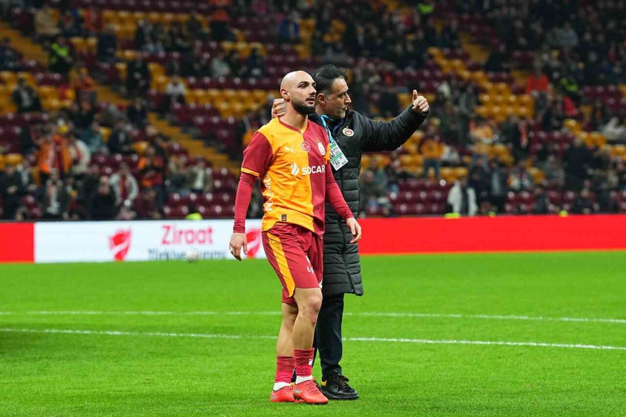 Galatasaraylı futbolcu Ahmed Kutucu, İstanbulspor kalecisi İsa Doğan ile kafa