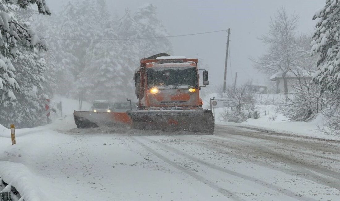 Karabük-Bartın kara yolunda etkili olan kar yağışı nedeniyle Karayolları ekipleri,