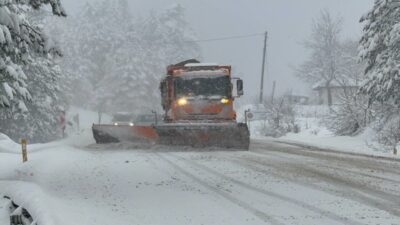 Karabük-Bartın kara yolunda etkili olan kar yağışı nedeniyle Karayolları ekipleri,