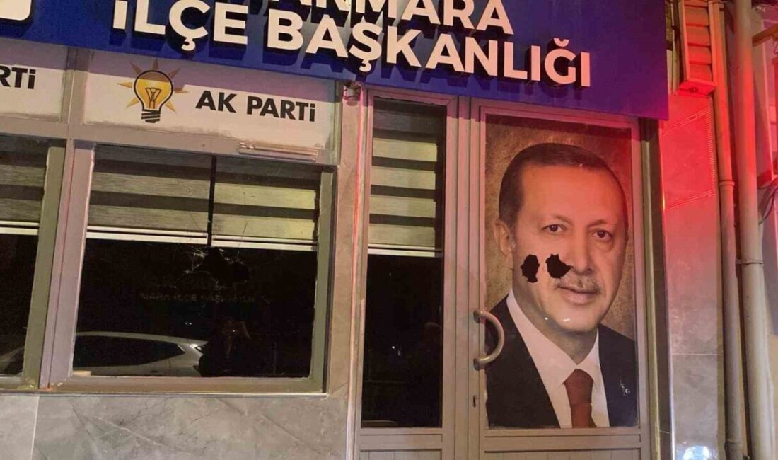 Balıkesir’in Marmara ilçesinde AK Parti İlçe Başkanlığı binasına yönelik taşlı