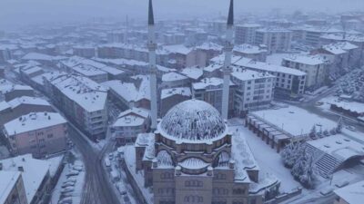 Akdağmadeni Belediyesi, ilçe genelinde etkisini artıran yoğun kar yağışıyla birlikte