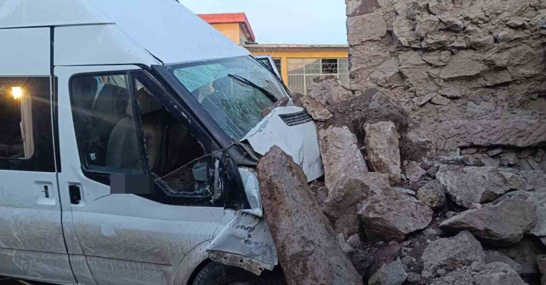 Aksaray’da tarım işçilerini taşıyan minibüsün bahçe duvarına çarpması sonucu meydana