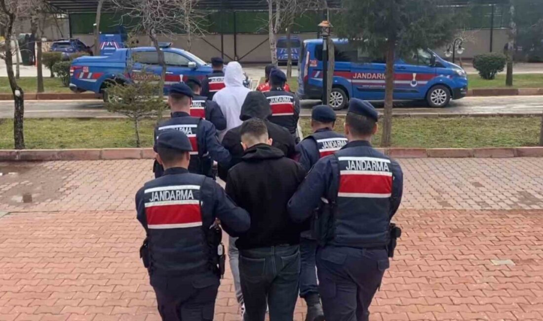 Aksaray’da 6 ayrı adrese eş zamanlı operasyonlarda uyuşturucu maddeyle yakalanan