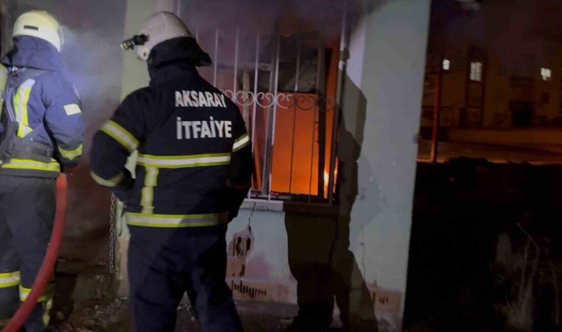 Aksaray’da müstakil evin müştemilatında çıkan yangın söndürülürken, evde büyük çapta