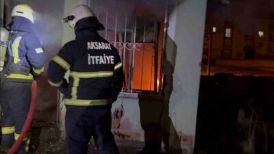Aksaray’da müstakil evin müştemilatında çıkan yangın söndürülürken, evde büyük çapta