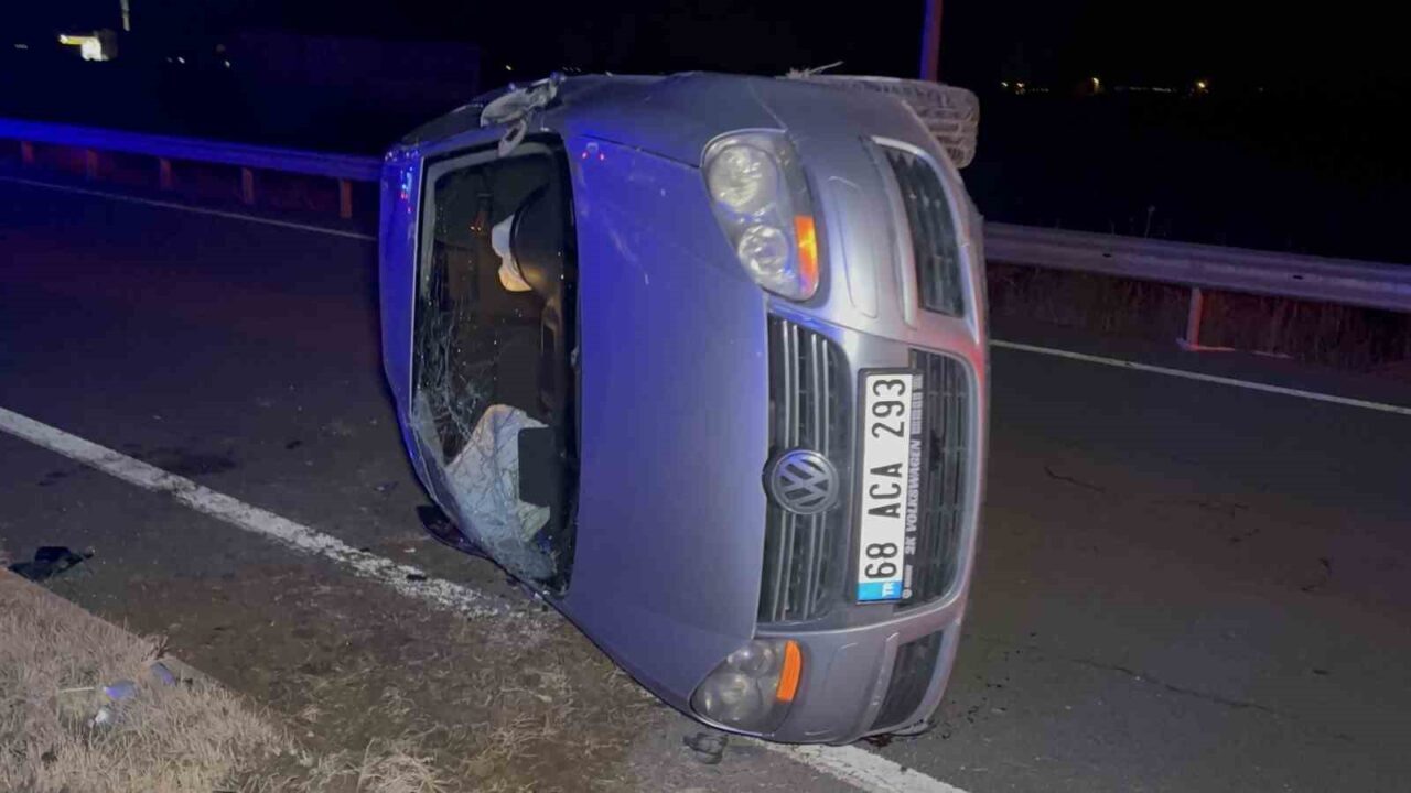 Aksaray’da sürücüsünün direksiyon hakimiyetini kaybettiği otomobil yola devrildi, 2 kişi