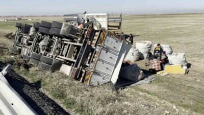 Aksaray’da sürücüsünün direksiyon hakimiyetini kaybettiği patates yüklü kamyonun şarampole devrilmesi
