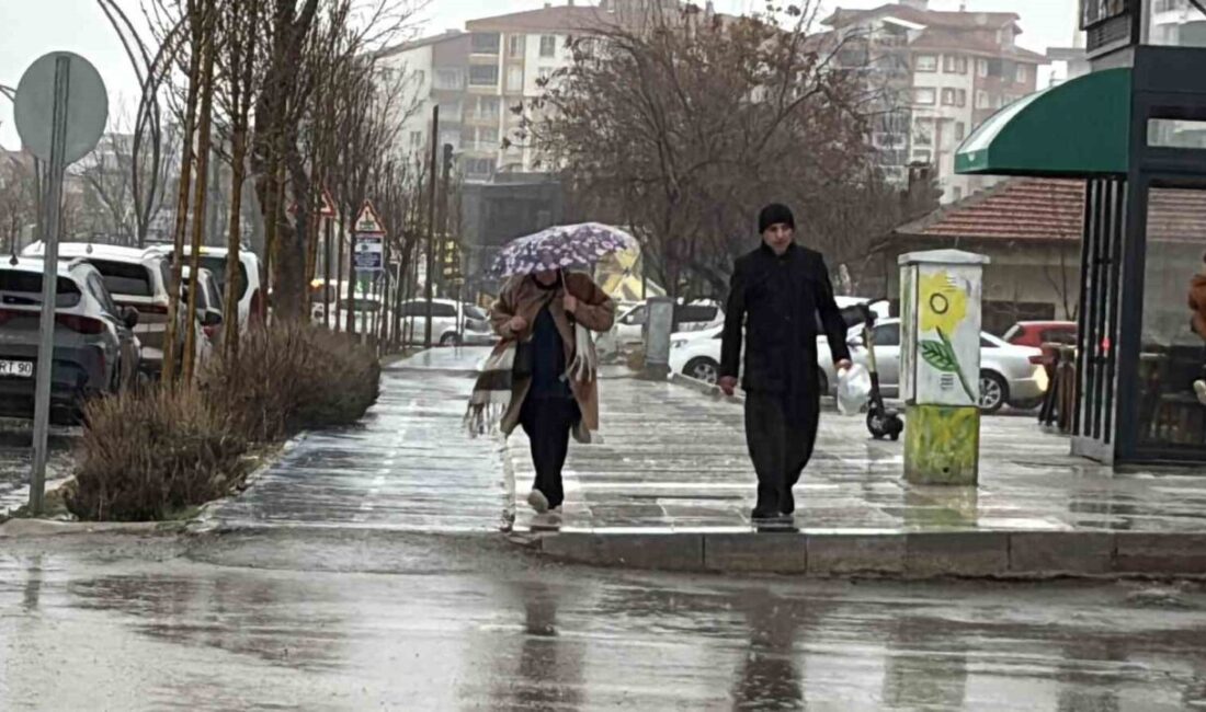 Aksaray’da günlerdir aralıklarla devam eden yağmurla birlikte şiddetli rüzgar da