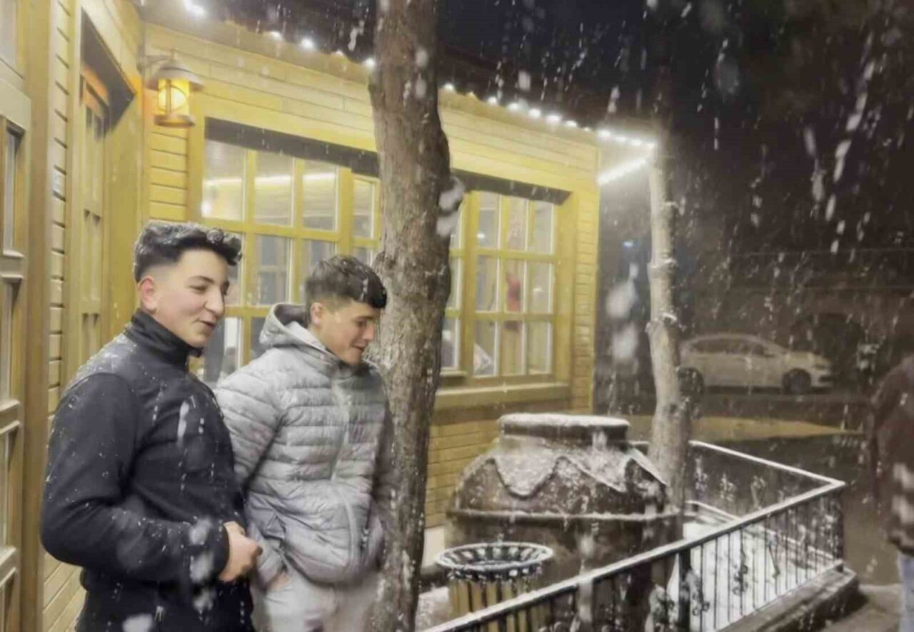 Aksaray’ın Güzelyurt ilçesinde gece yarısı başlayan kar yağışı, kısa sürede