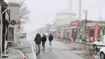 Aksaray’ın şehir merkezinde yağmur yağışı etkili olurken yüksek kesimlerde kar