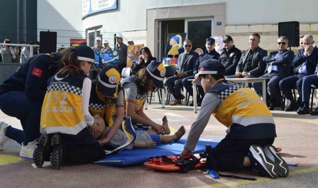 Aksu’da “Sağlıklı Çocuk Sağlıklı Gelecek” projesi kapsamında düzenlenen etkinlikte öğrenciler