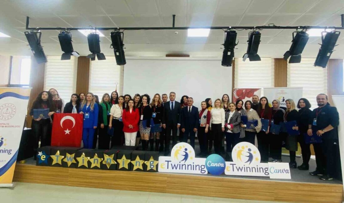 Antalya’nın Aksu ilçesinde düzenlenen eTwinning Çalıştayı’nda öğretmenler, dijital dönüşüm ve