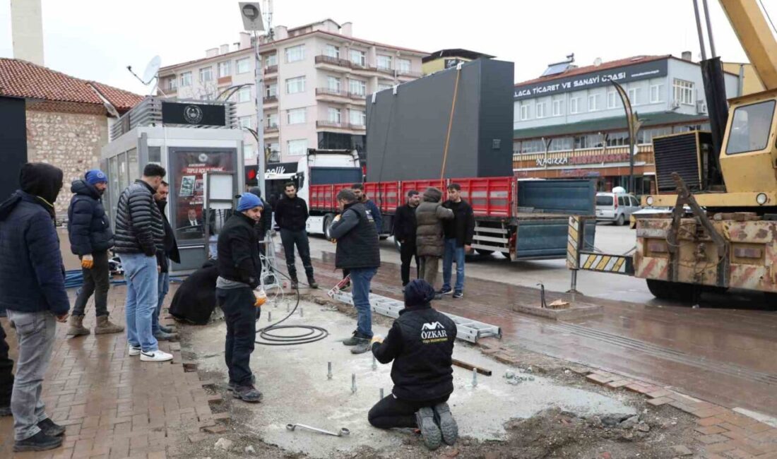 Alaca Belediyesi, ilçe merkezinin kalbi konumundaki Cumhuriyet Meydanı’na kurduğu dev