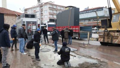 Alaca Belediyesi, ilçe merkezinin kalbi konumundaki Cumhuriyet Meydanı’na kurduğu dev