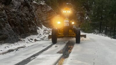 Antalya Büyükşehir Belediyesi ekipleri, olumsuz hava şartlarının etkisini sürdürdüğü Alanya