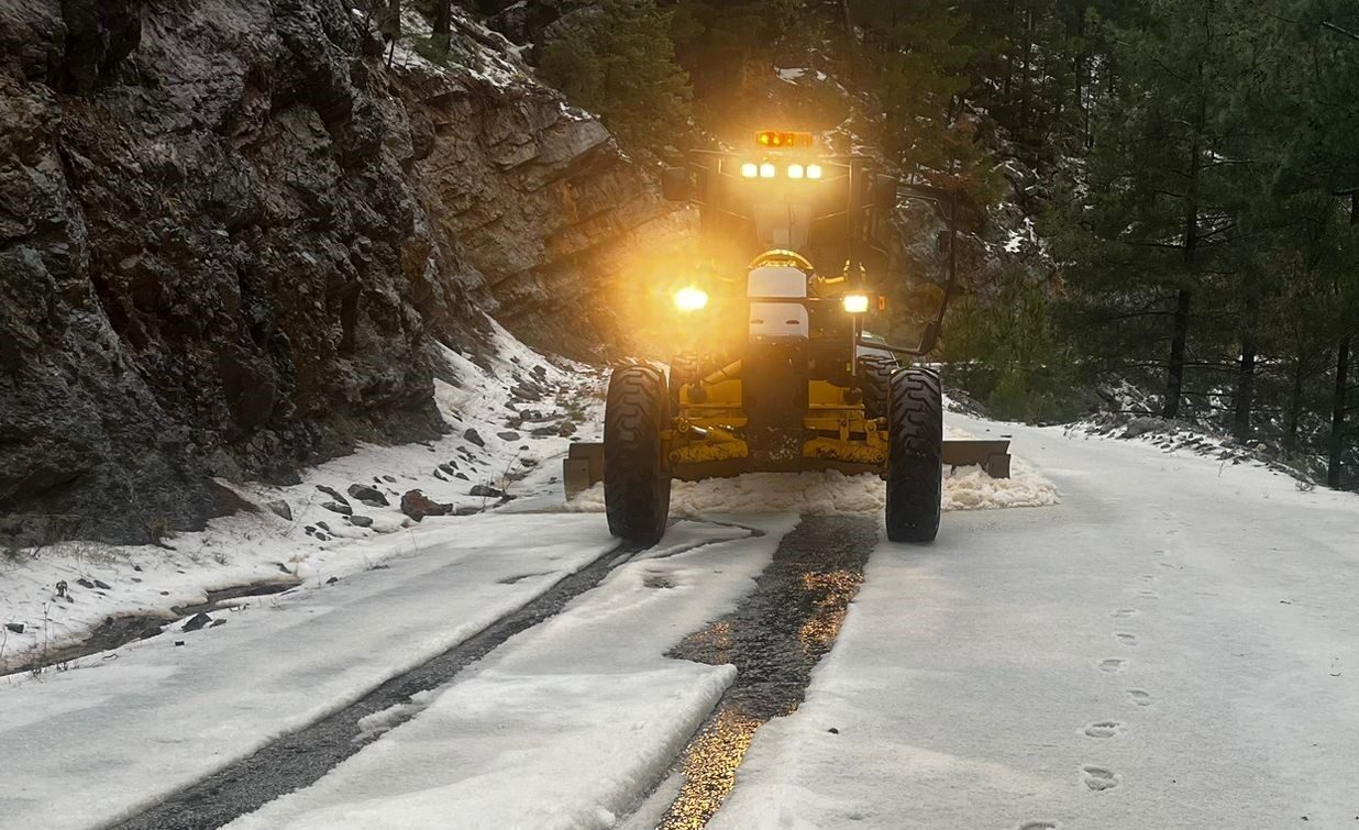 Antalya Büyükşehir Belediyesi ekipleri, olumsuz hava şartlarının etkisini sürdürdüğü Alanya