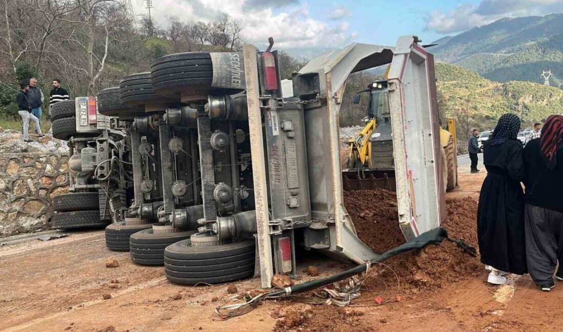 Antalya’nın Alanya ilçesinde freni boşaldığı öne sürülen tırın iki otomobille