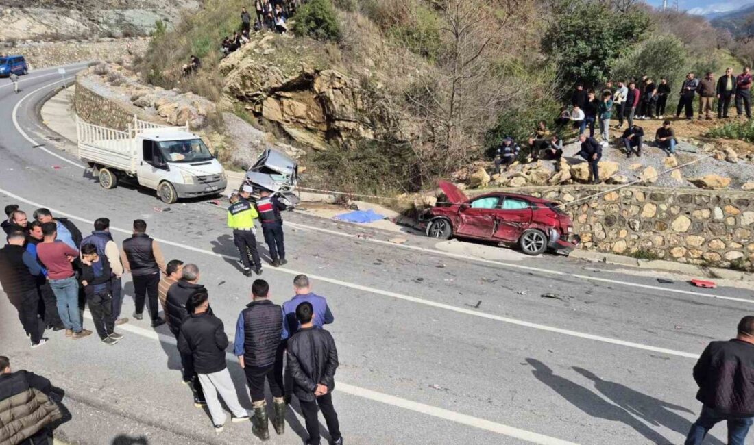 Antalya’nın Alanya ilçesinde kum yüklü kamyon ile 2 otomobilin karıştığı