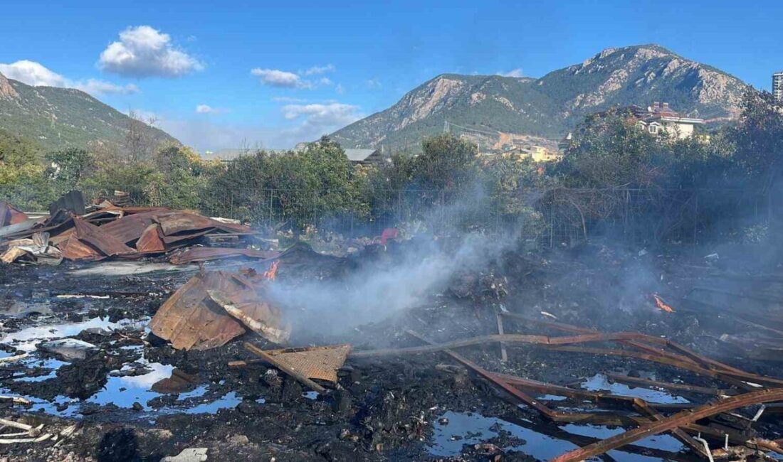 Antalya’nın Alanya ilçesinde klima ve kuluçka makinelerinin bulunduğu deponun yakınında