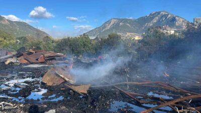 Antalya’nın Alanya ilçesinde klima ve kuluçka makinelerinin bulunduğu deponun yakınında