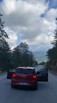 Antalya’nın Alanya ilçesinde ehliyetsiz olduğu öğrenilen 15 yaşındaki sürücü jandarma