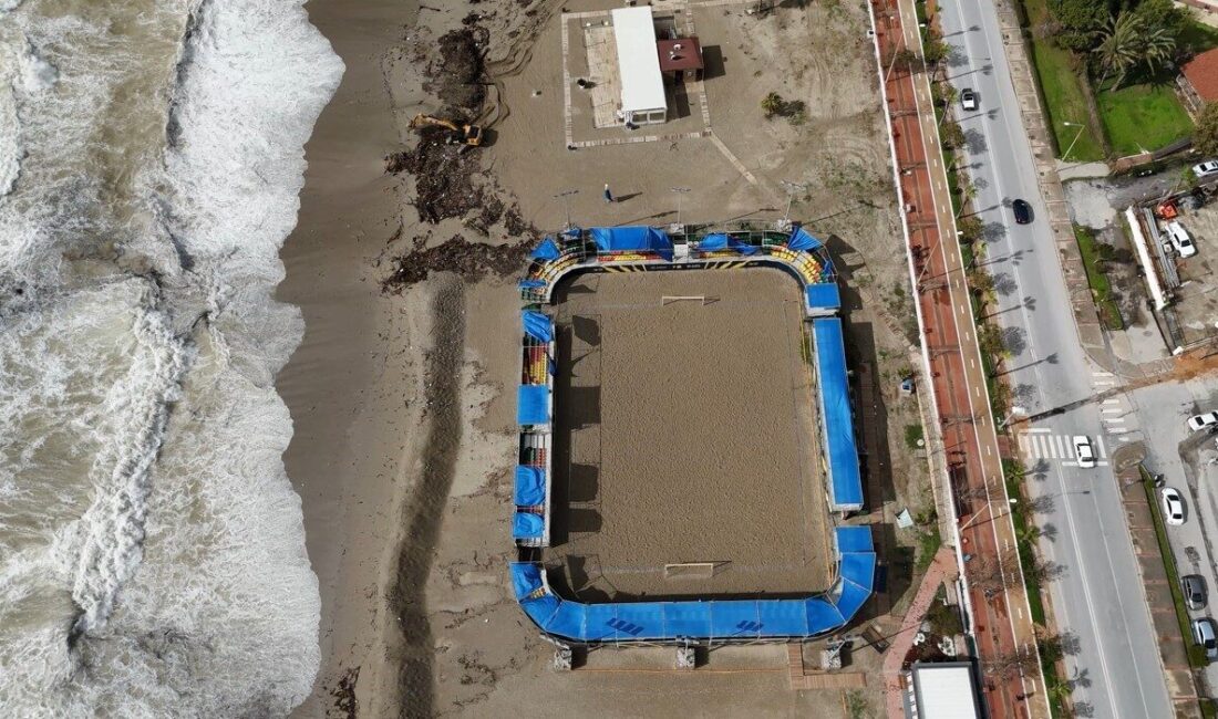 Antalya’nın Alanya ilçesinde gece saatlerinde etkili olan fırtına, sahil kesiminde