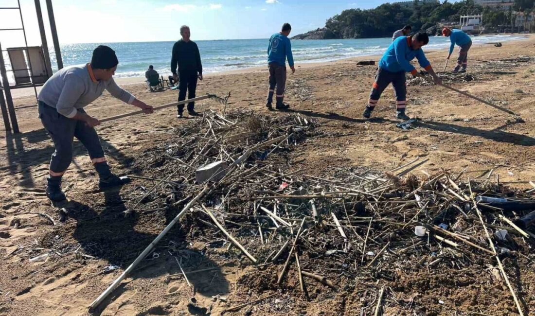 Şiddetli yağışların yaşandığı Alanya’da yağmur suları ile birlikte sahilde biriken