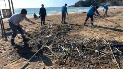 Şiddetli yağışların yaşandığı Alanya’da yağmur suları ile birlikte sahilde biriken