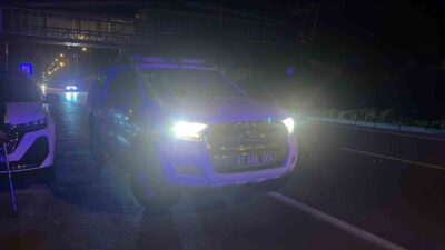 Antalya’nın Alanya ilçesinde yaklaşık 3 metrelik kayalıklardan düşen bir kişi,