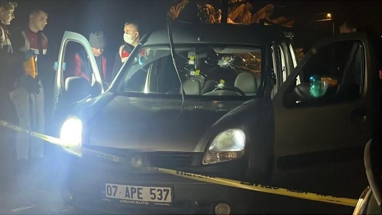 Antalya’nın Alanya ilçesinde seyir halindeki otomobile düzenlenen silahlı saldırıda 1