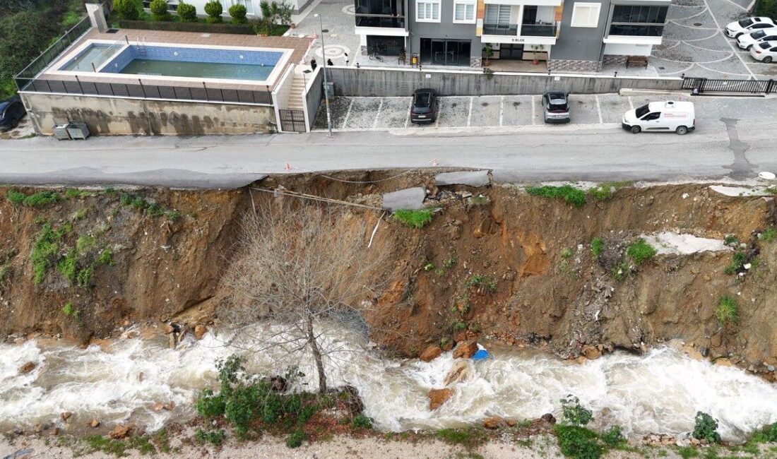 Alanya’da etkili olan aşırı yağışların ardından toprak kayması ve yol
