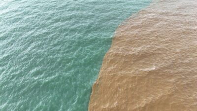 Alanya’da öğle saatlerinden itibaren etkili olan toz taşınımı, sağanak yağışla