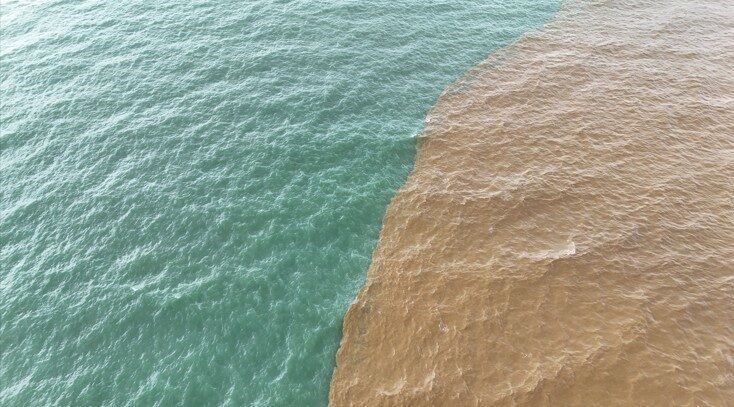 Alanya’da öğle saatlerinden itibaren etkili olan toz taşınımı, sağanak yağışla