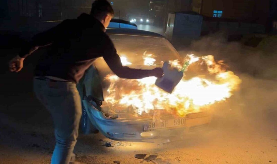 Aksaray’da motor kısmından yanmaya başlayan otomobil bir anda alevlere teslim