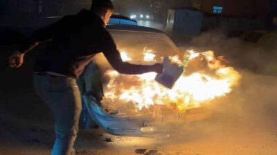 Aksaray’da motor kısmından yanmaya başlayan otomobil bir anda alevlere teslim