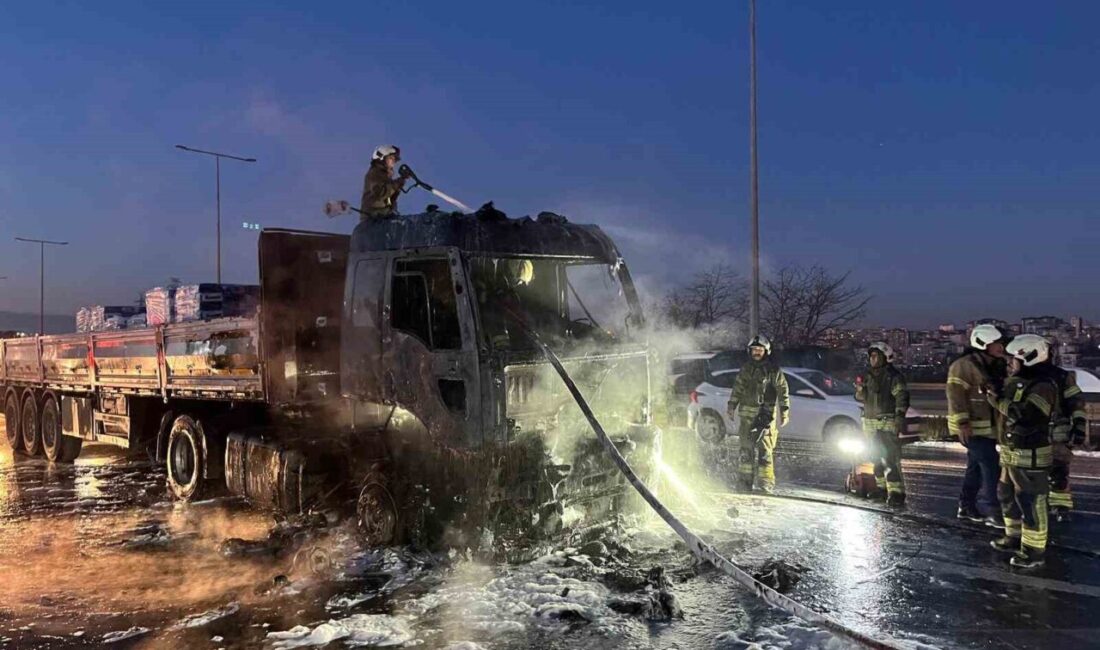 İstanbul Eyüpsultan’da alev topuna dönen tırdan geriye demir yığını kaldı.