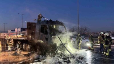 İstanbul Eyüpsultan’da alev topuna dönen tırdan geriye demir yığını kaldı.