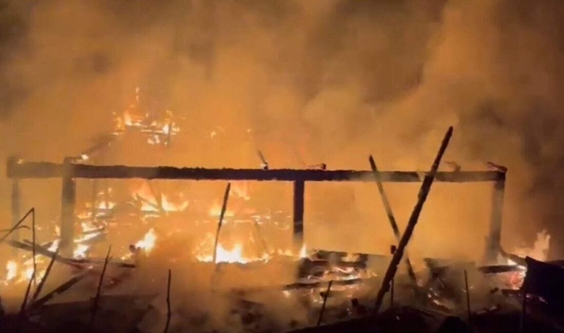 Karabük’ün Ovacık ilçesinde çıkan yangında iki katlı ahşap ev küle