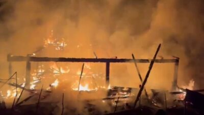 Karabük’ün Ovacık ilçesinde çıkan yangında iki katlı ahşap ev küle