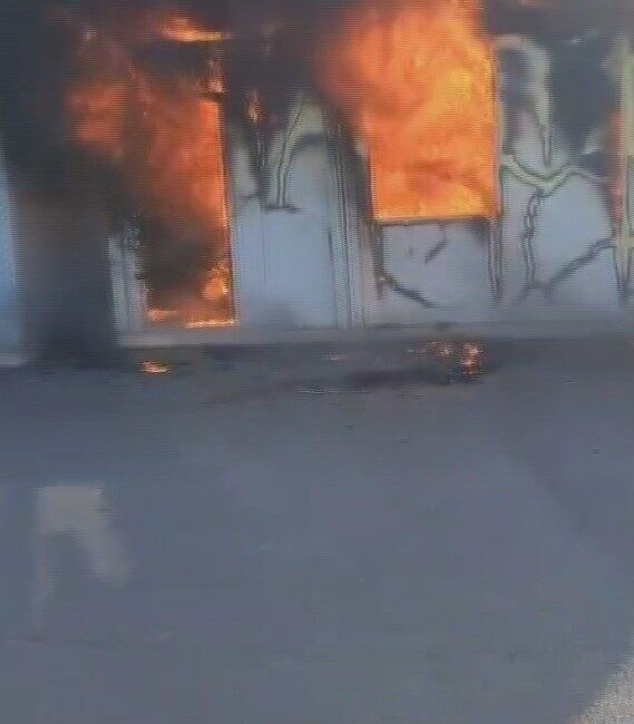 Hatay’ın Antakya ilçesinde boş halde bulunan konteyner, çıkan yangında kullanılamaz