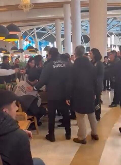 İstanbul Başakşehir’de bulunan bir alışveriş merkezinde iki güvenlik görevlisi ile