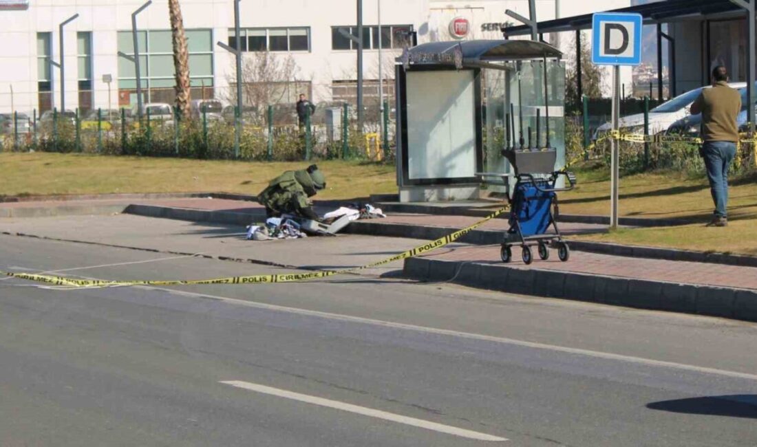 Aydın’ın Efeler ilçesinde bir alışveriş merkezinin önündeki durakta bırakılan valiz,