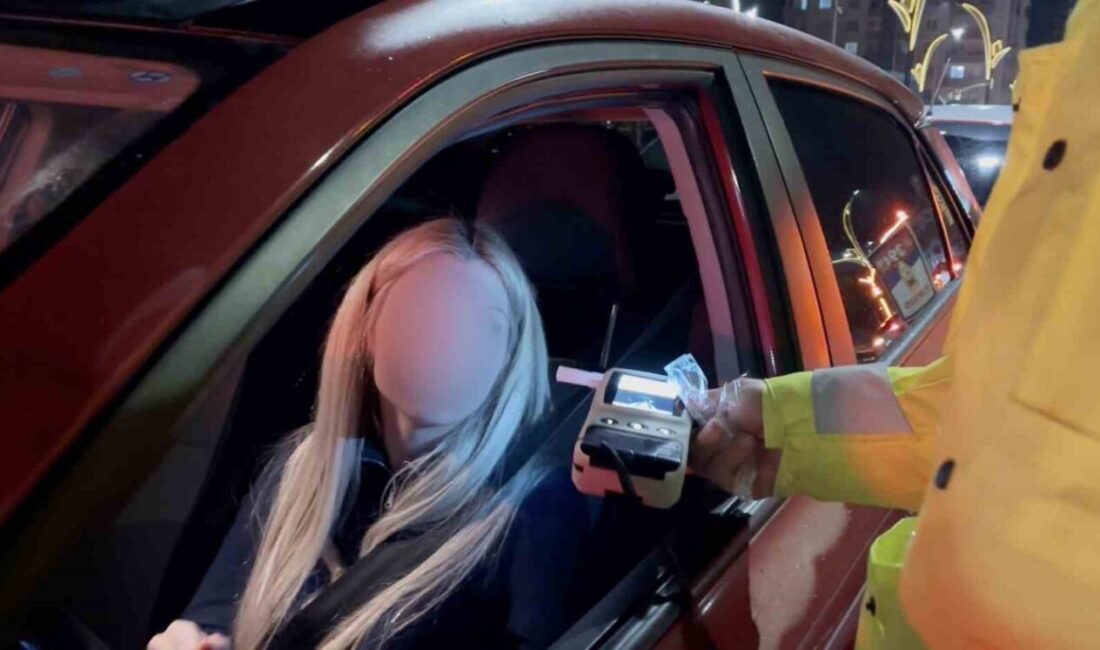 Aksaray’da direksiyon başında alkollü olarak yakalanan kadın sürücünün ehliyetine el