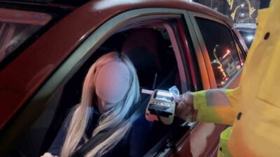 Aksaray’da direksiyon başında alkollü olarak yakalanan kadın sürücünün ehliyetine el