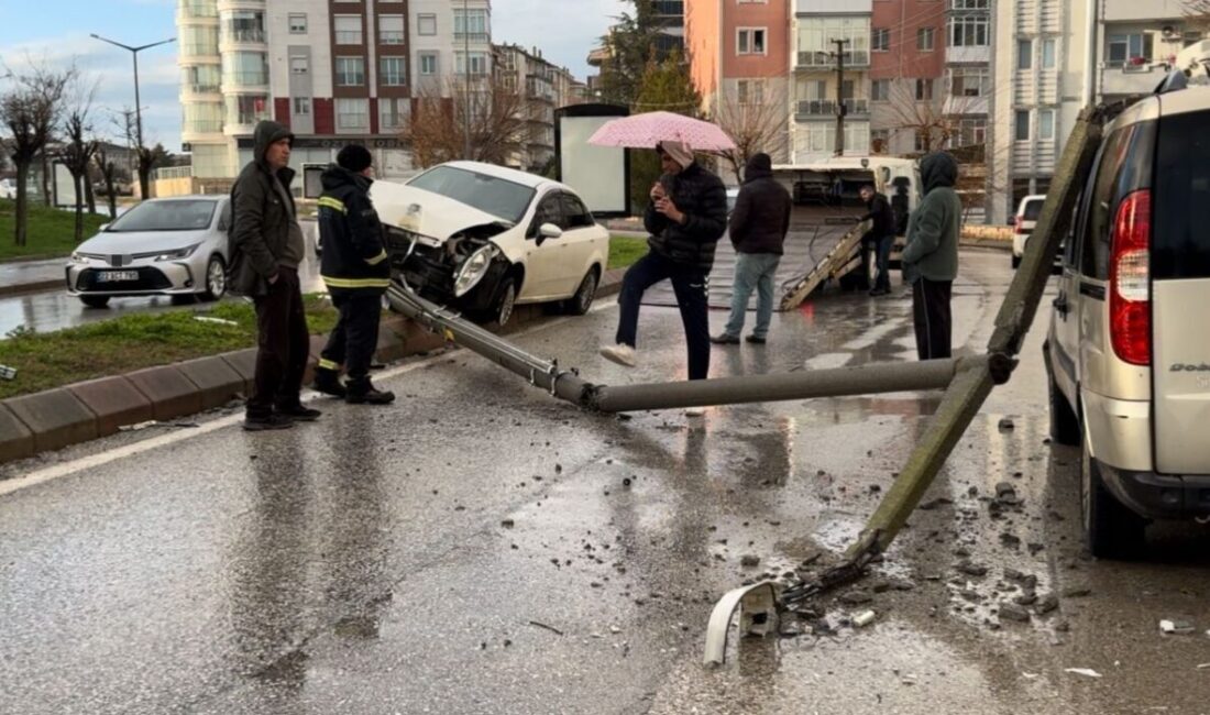 Edirne’de alkollü sürücünün kontrolünden çıkan otomobilin aydınlatma direğine çarpması sonucu