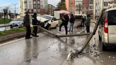 Edirne’de alkollü sürücünün kontrolünden çıkan otomobilin aydınlatma direğine çarpması sonucu